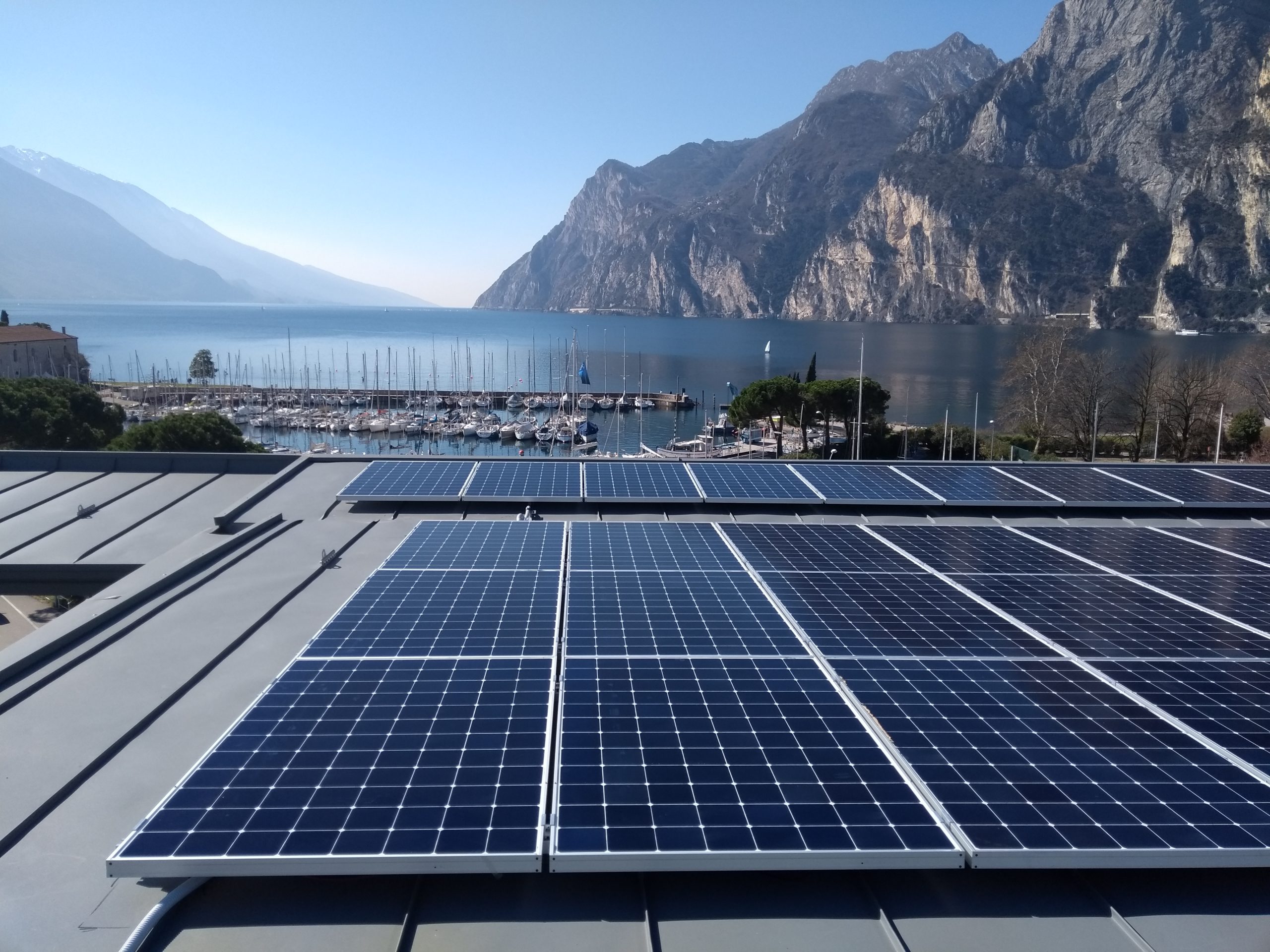 Installazione impianto fotovoltaico presso Hotel Riviera, a Riva del Garda.